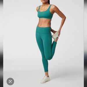 Vuori Studio Pocket Ivy Green Leggings (XS) & Matching Sports Bra (M) Set